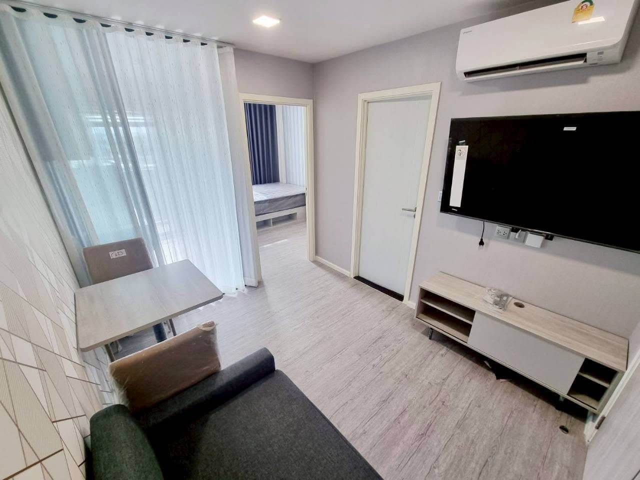 Atmoz Tropicana Bangna · วิวสระว่ายน้ำ เฟอร์นิเจอร์และเครื่องใช้ไฟฟ้าครบ